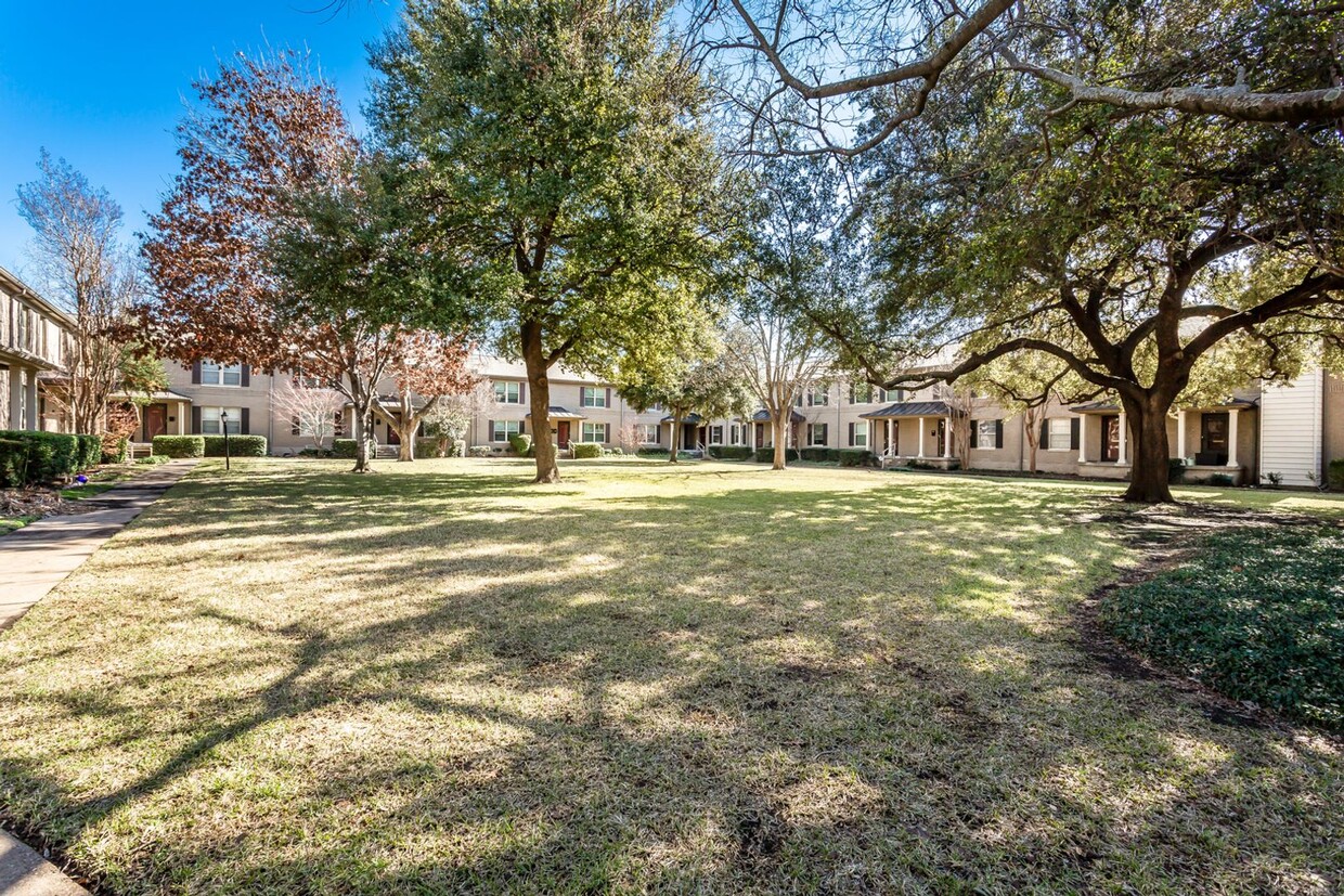 Foto principal - Two-Bedroom, 1-Bath Condo in Bordeaux Village