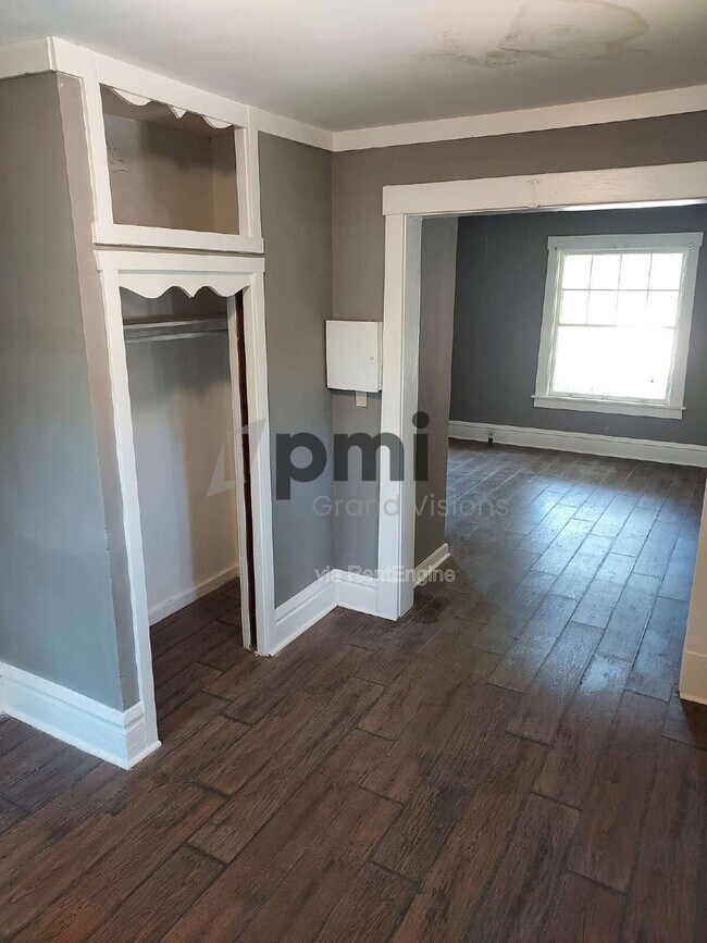 Foto del edificio - 250 N College St