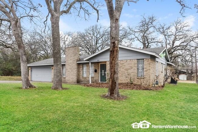 Building Photo - Newly renovated spacious 3 bed/2 bath, wit...