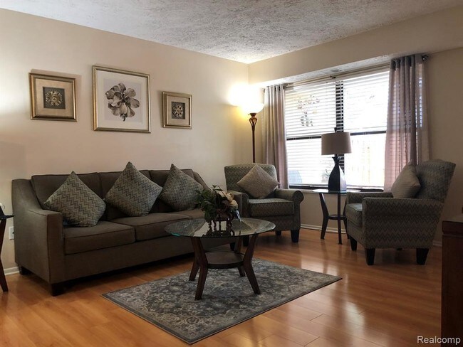 Foto del edificio - 19353 Surrey Ln