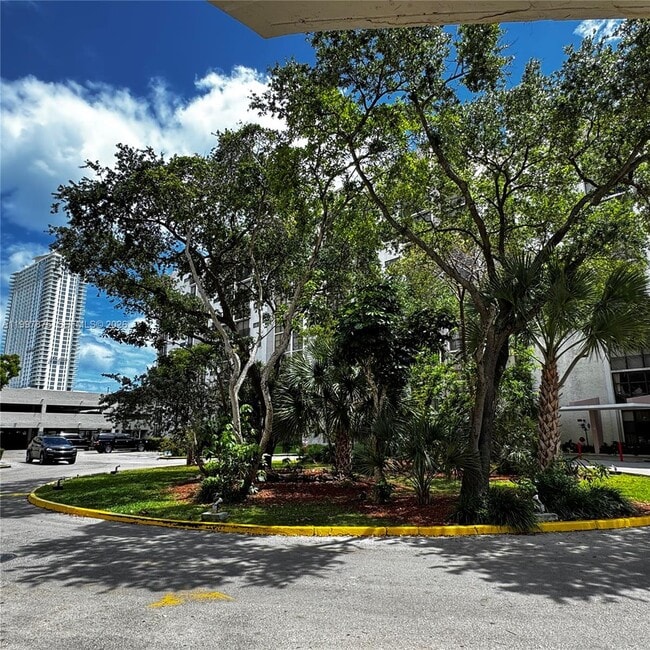 Building Photo - 16919 N Bay Rd