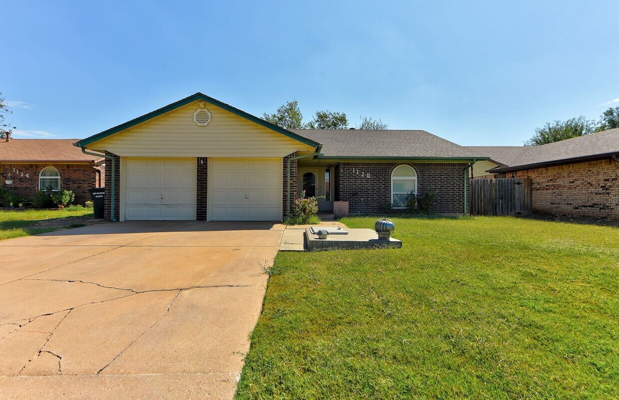 Foto principal - Charming 4-Bedroom Home with Modern Update...