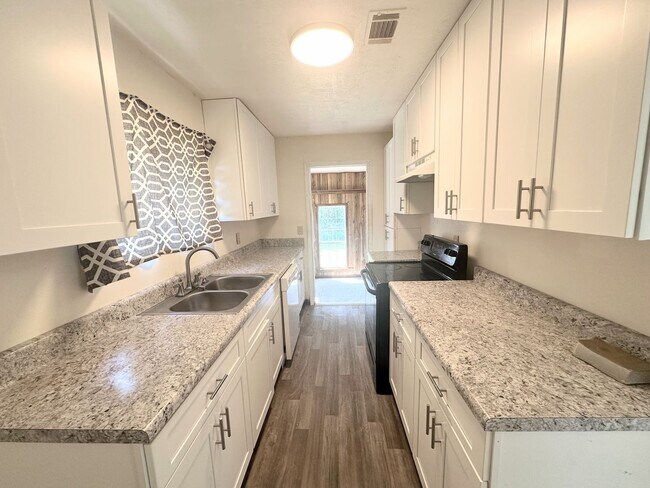 Foto del edificio - Bright kitchen updates in quiet Culdesac