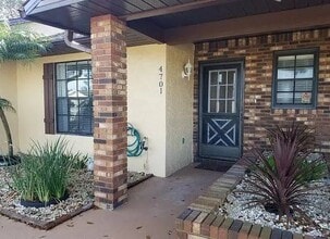 Building Photo - 4701 Vilabella Dr