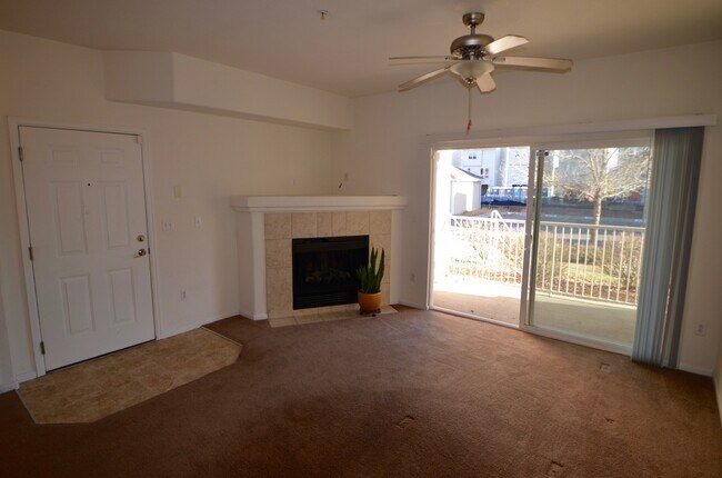 Foto del edificio - Spacious Pet Friendly 2bd/2ba Condo with G...