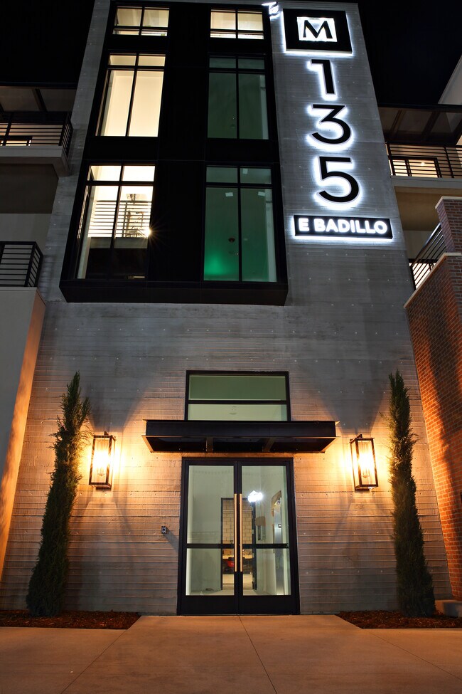 Foto del edificio - 135 E Badillo St