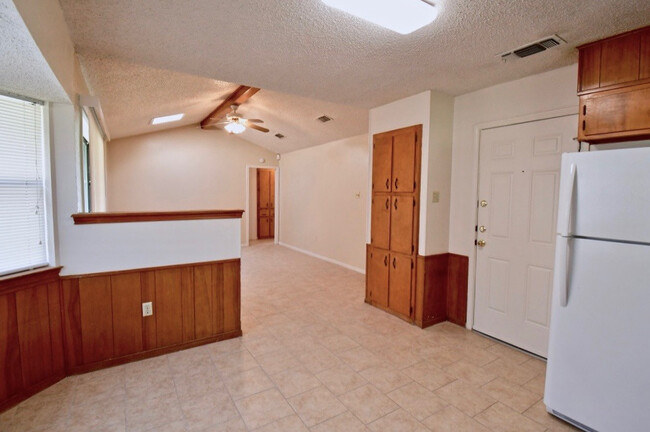 Building Photo - 2 Weeks FREE RENT!!! Charming 3 Bedroom 1....