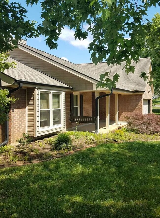 Photo - Knoxville 37922 - Available Now! 3 bedroom, 2 bath home - Contact Susan Niedergeses 865-300-4722
