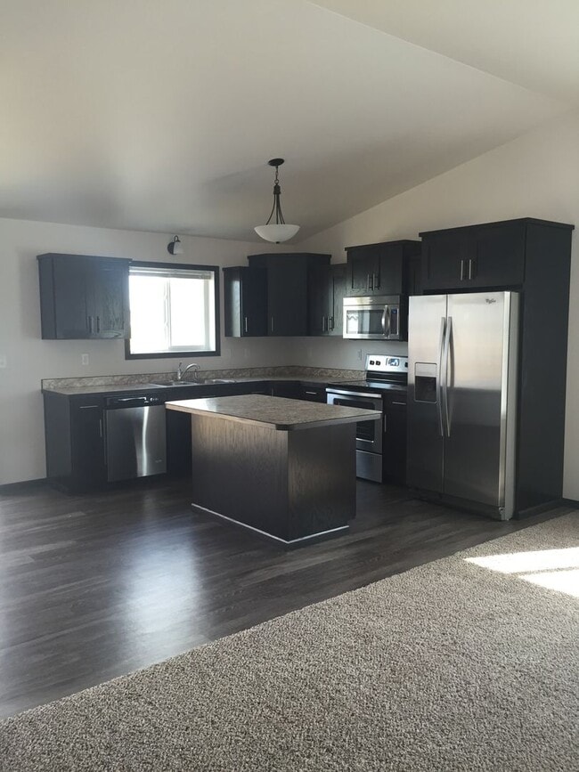 Building Photo - 4 Bed 3 Bath Single Family Home