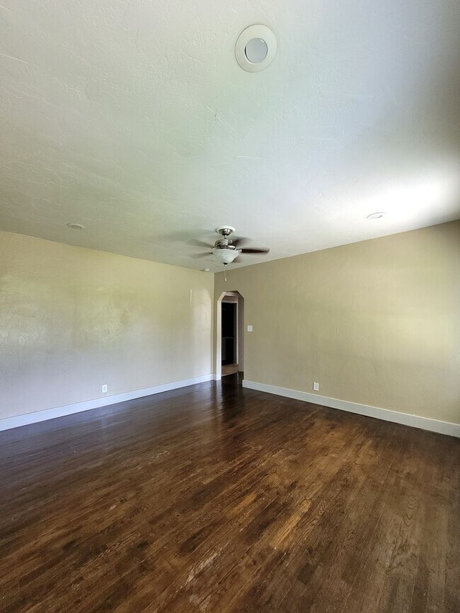 Building Photo - Available Now! 3 Bedroom 1 Bath house!
