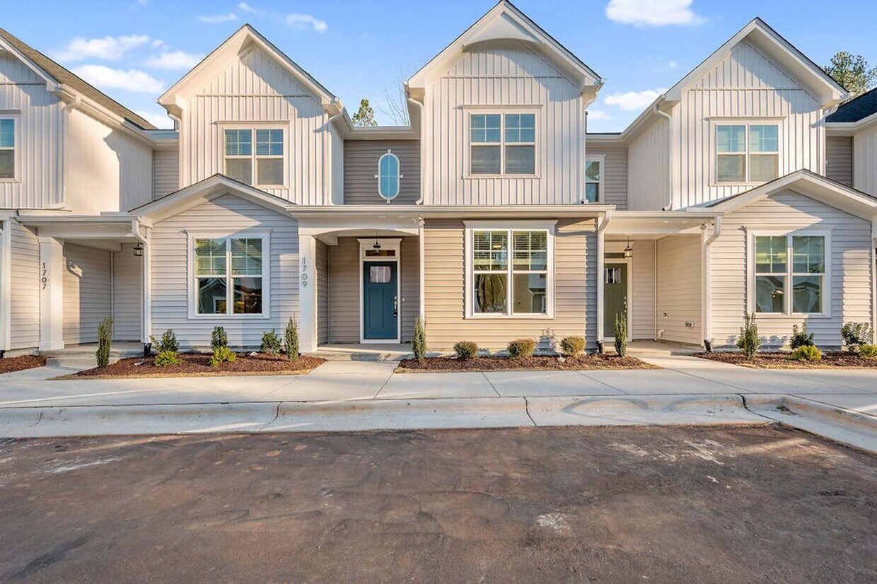 Foto principal - 3/3 Townhome beside Centennial Campus & Cl...