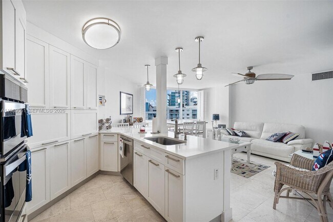 Foto del edificio - 7135 Collins Ave