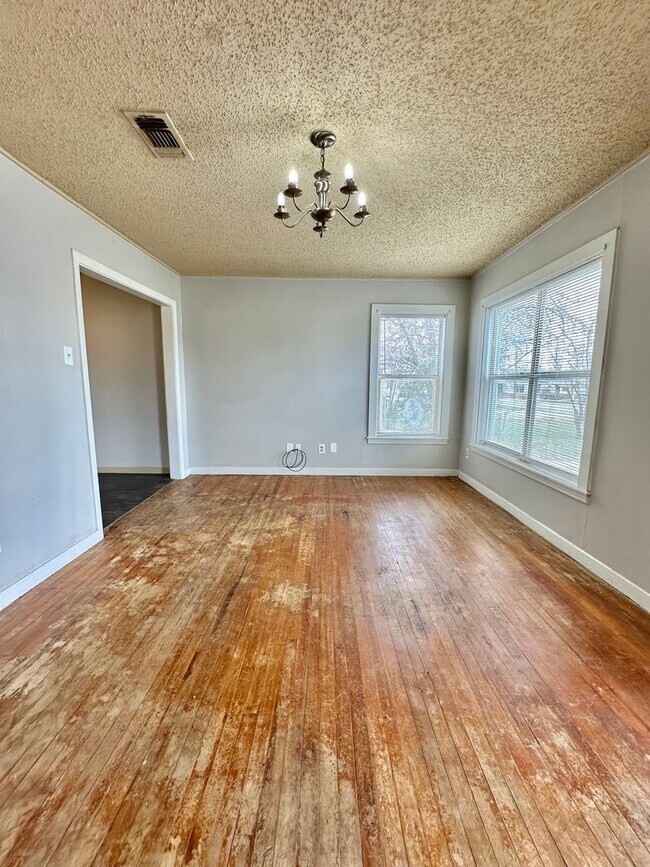 Foto del edificio - COMING FEBRUARY 2026 - Centrally Located 2-Bedroom Home!