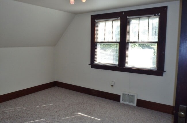 Building Photo - Two Bedroom House Close To Downtown