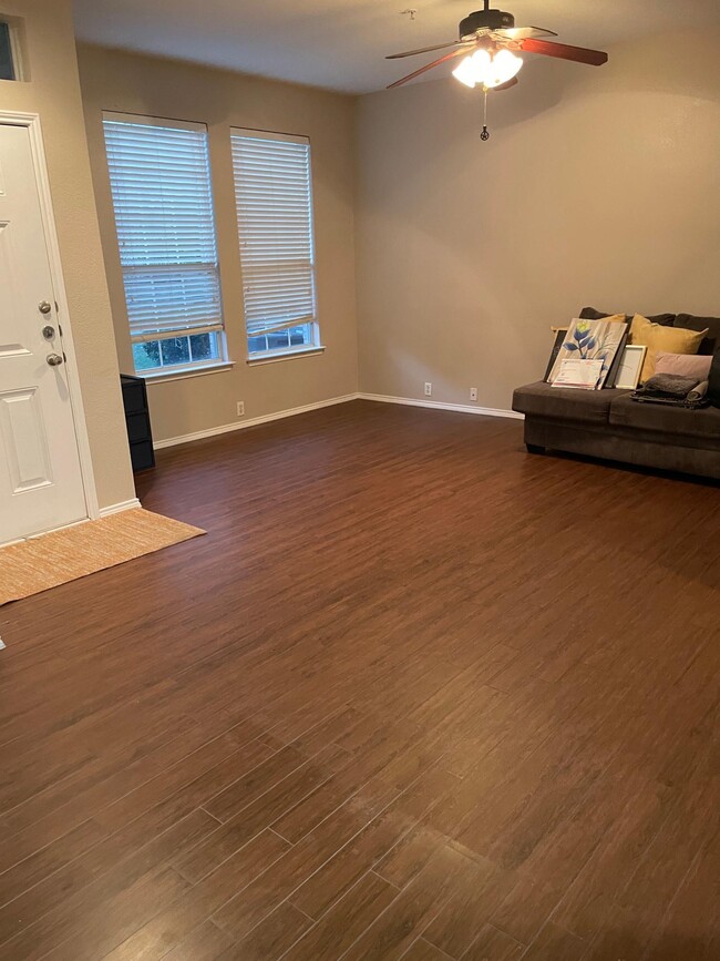 Building Photo - 2220 Stoneleigh Pl