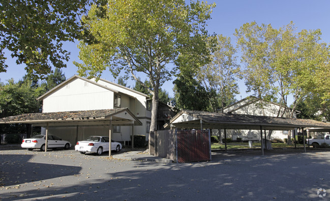 Foto del edificio - Golf Course Square Apartments