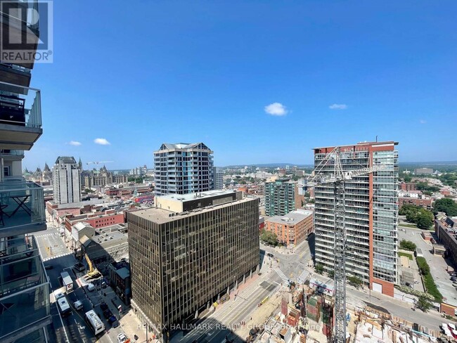 Building Photo - 242-2242 Rideau St