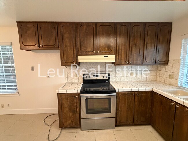 Foto del edificio - 5020 Village Wood Dr