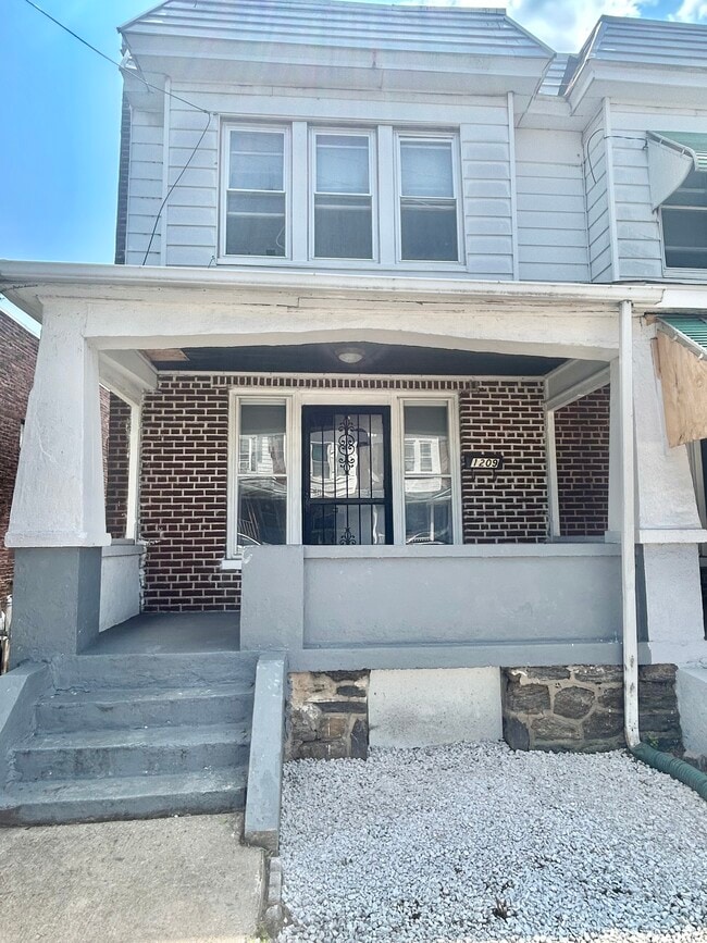 Building Photo - 1209 W 9th St