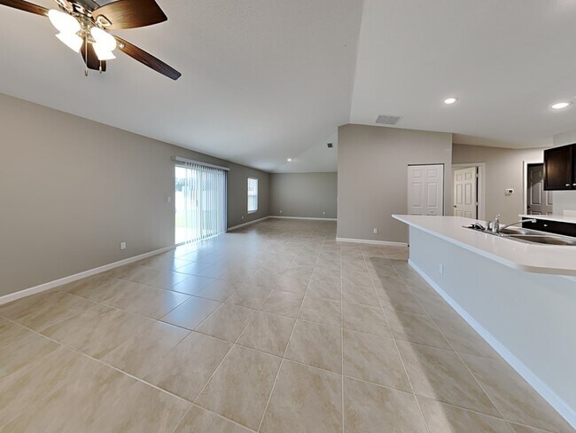 Building Photo - 149 SW Whitmore Dr