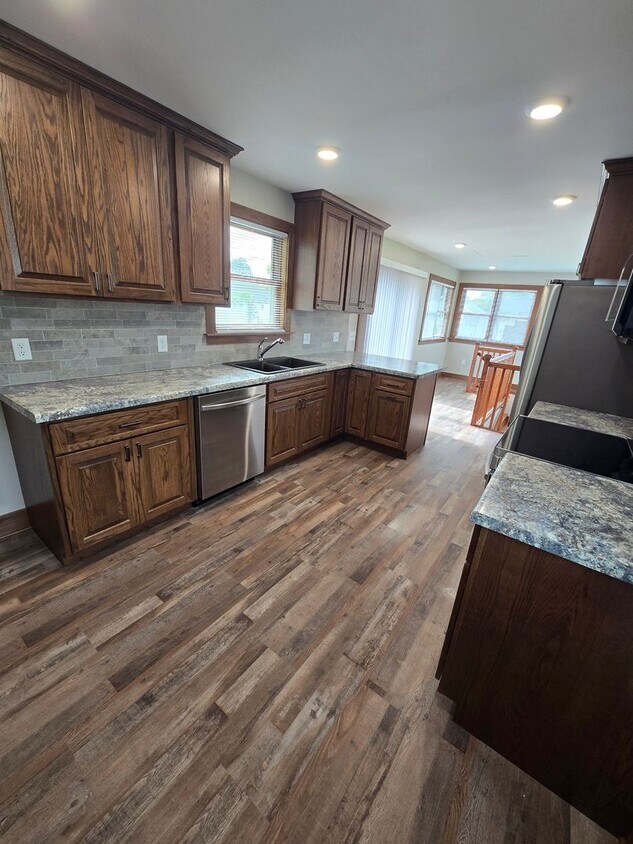 Foto principal - Fully Remodeled 4BR/2.5BA Home for Rent – ...