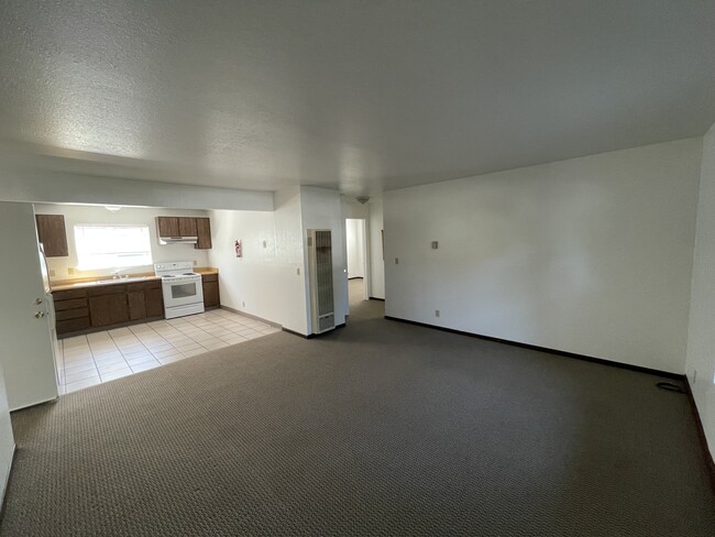Building Photo - 2102 Heather Ln