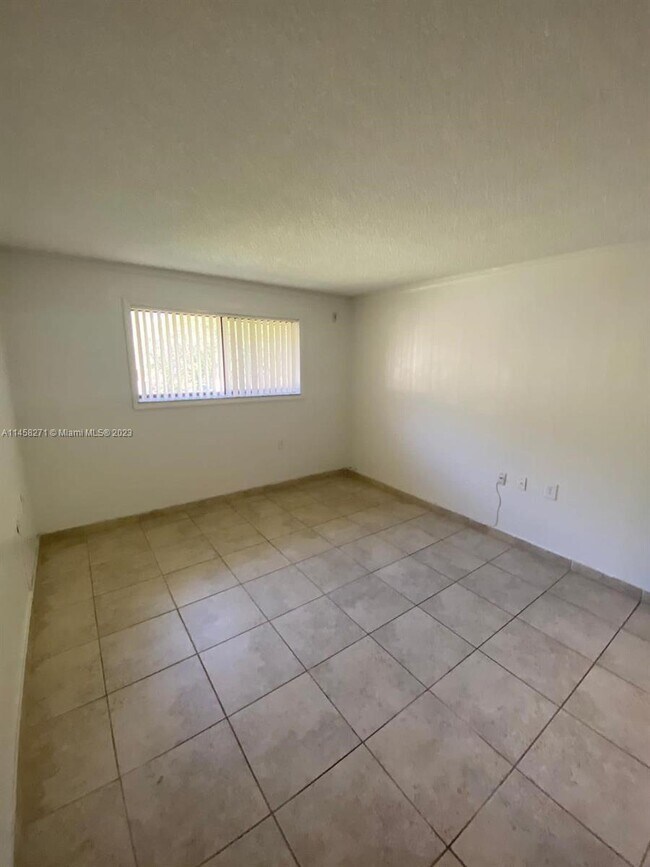 Foto del edificio - 7095 NW 179th St
