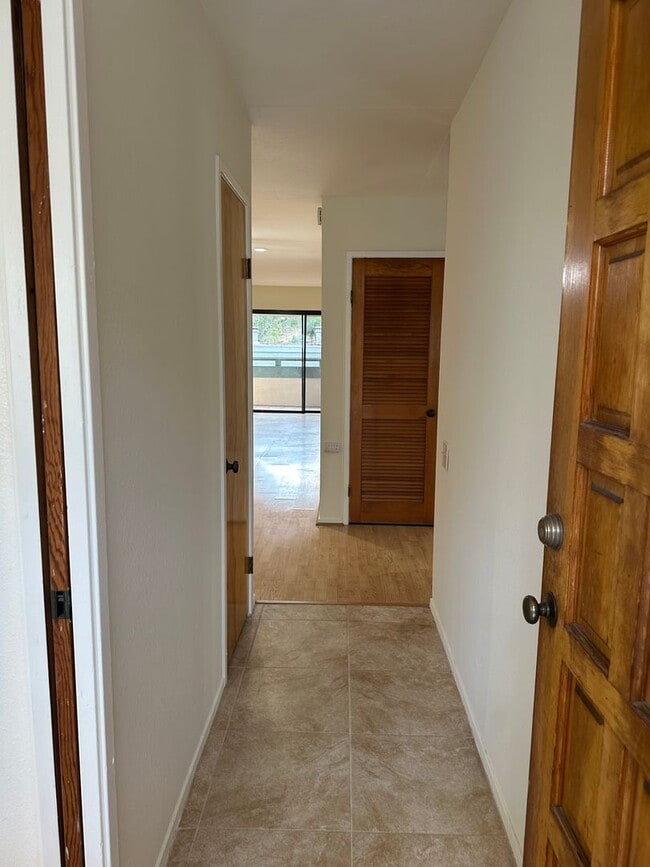Building Photo - MISSION HILLS...  Top-Floor 2 Bedroom, 2 B...