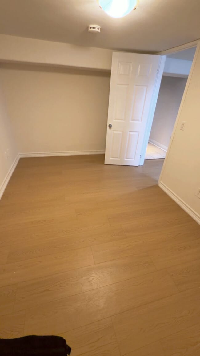 Building Photo - 221 Maplegrove Av