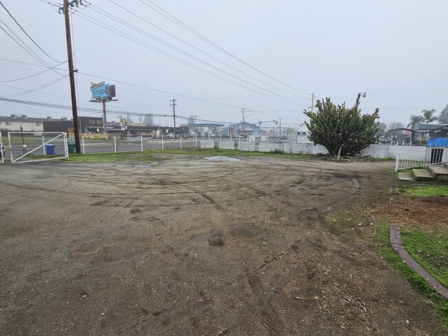 Foto del edificio - 2401 W Olive Ave