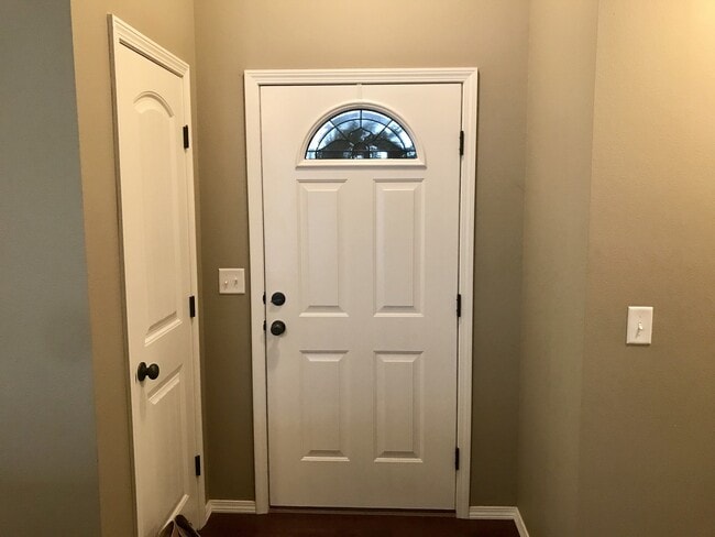 Building Photo - Beautiful home in West Springfield available Now