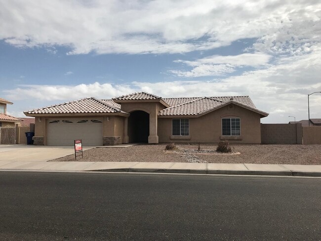 Building Photo - 4 BED 2 BATH, HUGE BACK & SIDE YARD, FRESH...