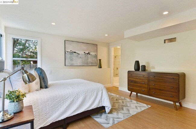 Bedroom - 4151 Eastlake Ave