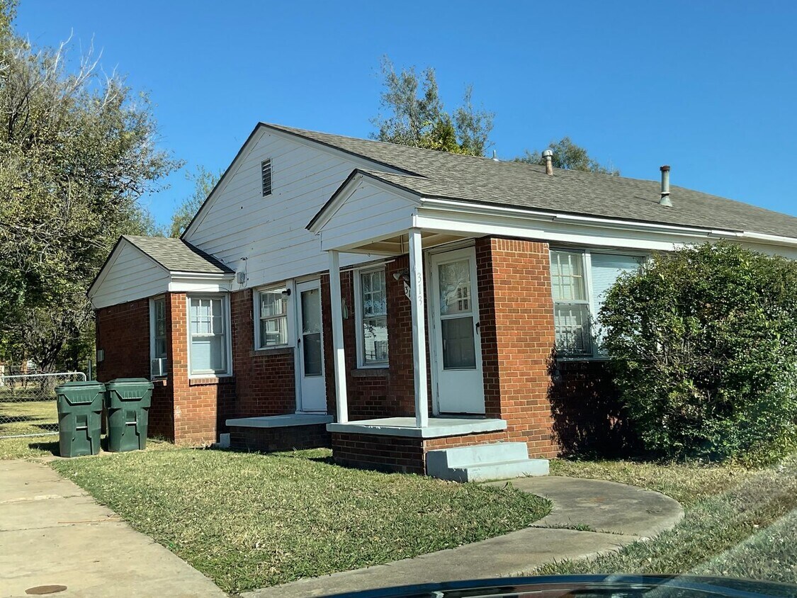 Foto principal - 1bed 1 bath Duplex