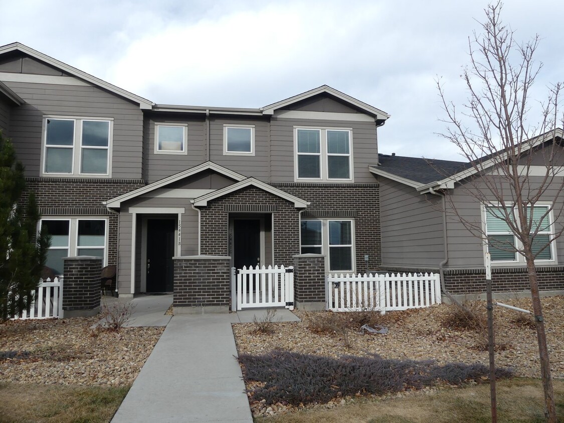Primary Photo - 3 Bedrooms! Close to the Mountains! 2 Car ...