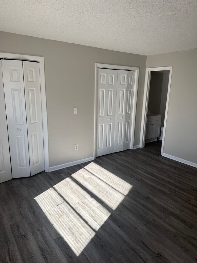 Building Photo - Spacious 4 Bed Condo