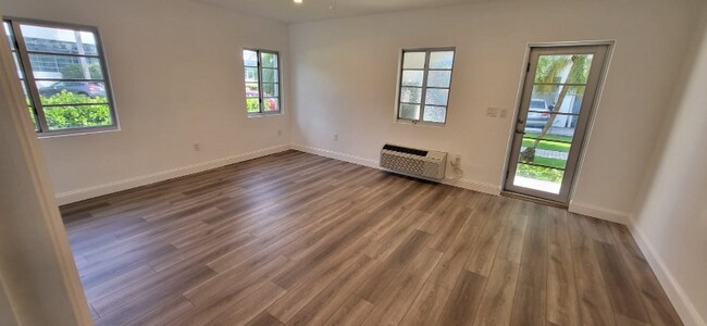 Foto del edificio - 916 W 42 St