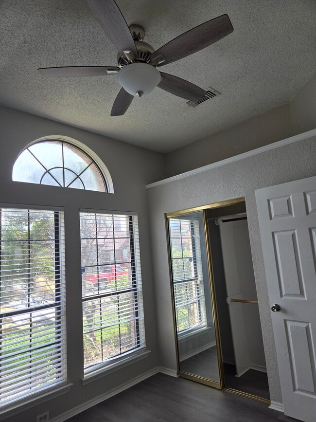 Building Photo - 2307 Weatherby Dr