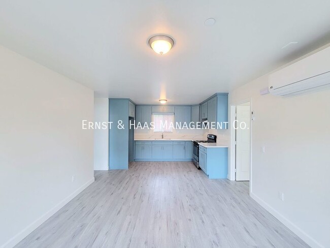 Building Photo - Charming 2bedroom 2 Bath Rear House loaded...
