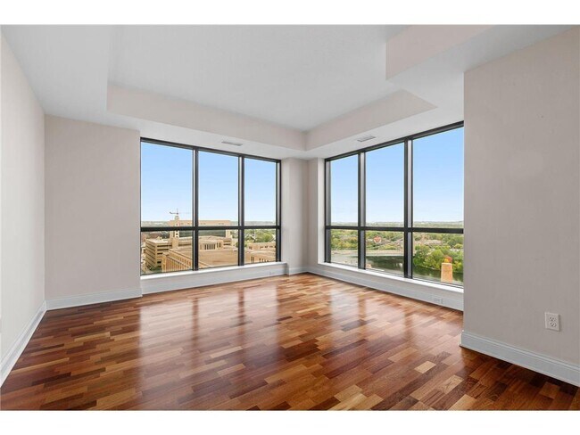 Foto del edificio - 100 3rd Ave S