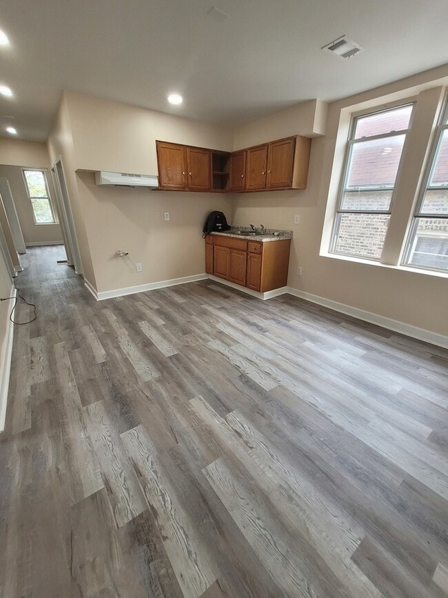 Building Photo - 3114 S Hamlin Ave