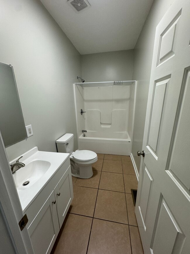 Building Photo - 905 Riverside Dr