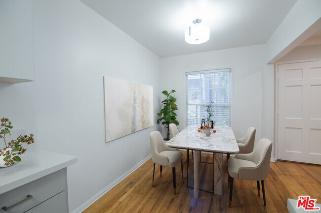 Foto del edificio - 8563 Holloway Dr