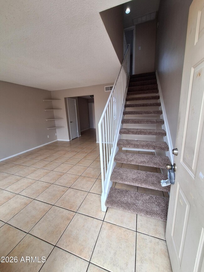 Building Photo - 1449 E Knoll Cir
