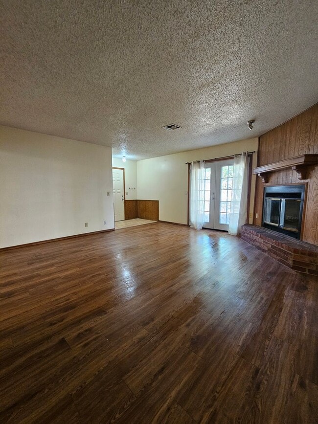 Photo - (3) Bed/(2) Bath SE Norman! Easy Access to... House