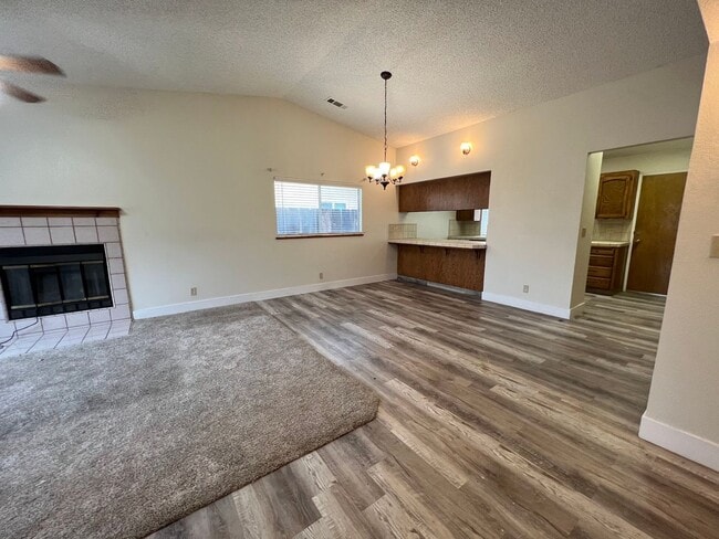 Building Photo - 2 Bed 2 Bath Home