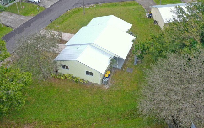 Foto del edificio - 4669 SE Salvatori Rd