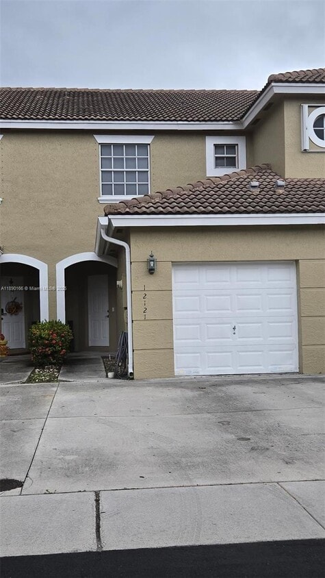Foto principal - 12121 SW 5th Ct