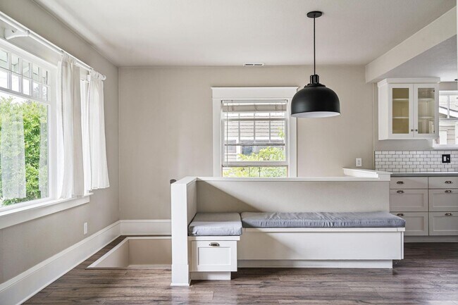 Building Photo - Charming, renovated 3-bdrm/2-bath 1920s ho...