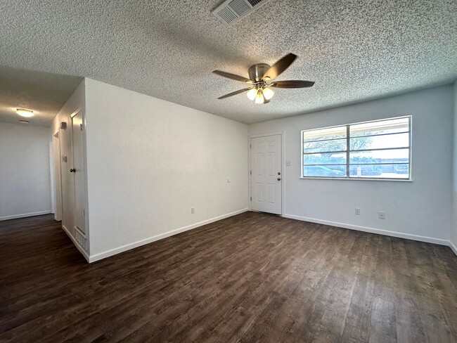 Foto del edificio - Updated 3 Bed/ 2 Bath Available!